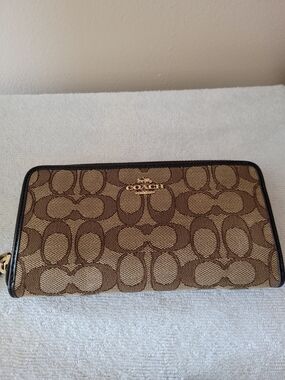 Coach Signature Zip Wallet in Brown/Tan